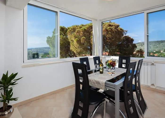 Villa With Private Pool Terrace And Garden *
